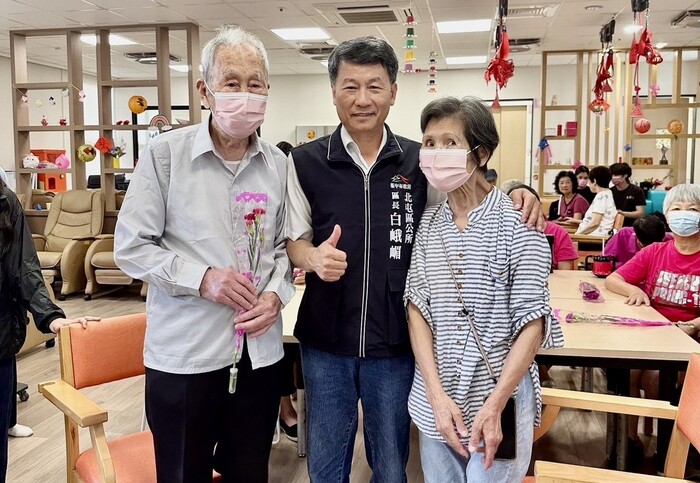 北屯區白峨嵋區長與社區長輩合影