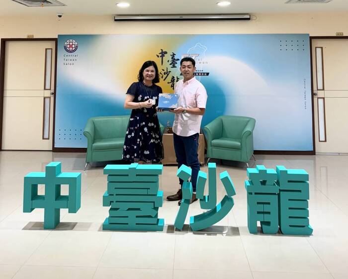 林椿淞校友致贈校長自家創立品牌人間蜂味蜂蜜