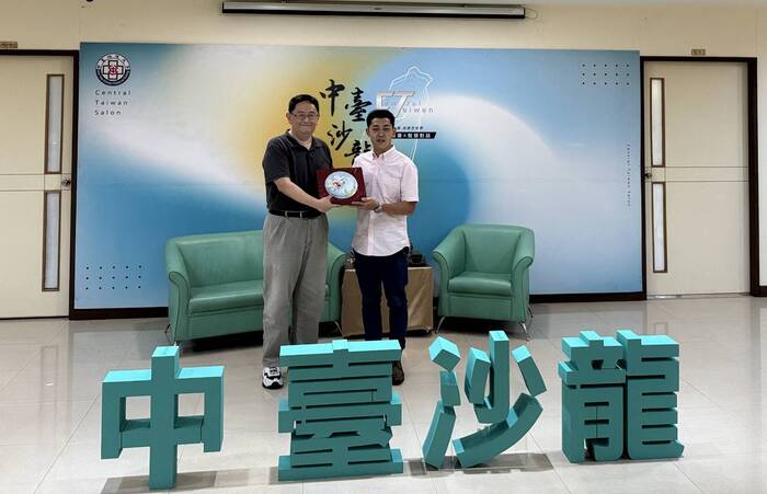 食品科技系劉伯康主任致贈林椿淞校友紀念品