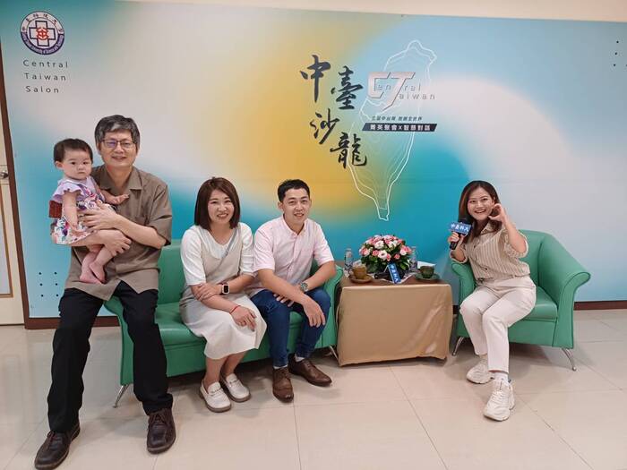 林椿淞校友(右二)攜太太蕭辛諭(右三)、小女兒與導師郭炯村(左一)及主持人邵海萸(右一)合影