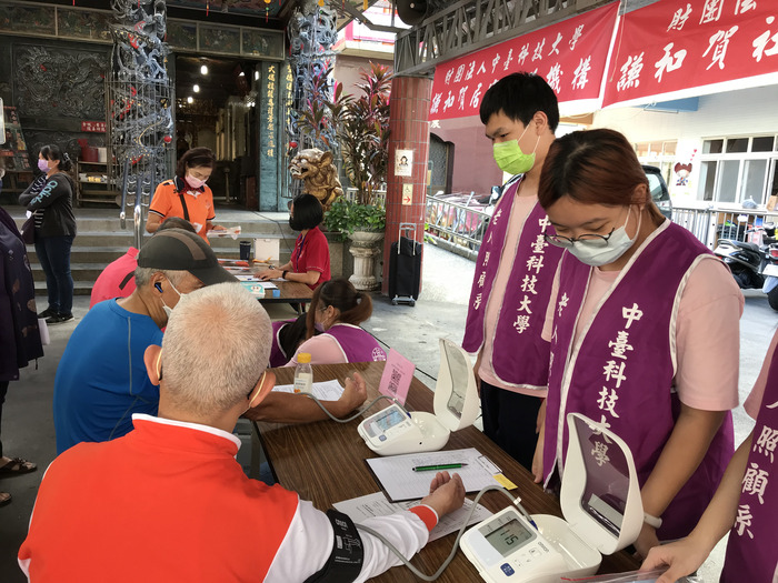 中臺科技大學師生至三光社區辦理社區健康服務，為社區民眾健康把關