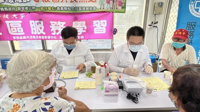 中臺科大學醫檢系學生發揮所長為民眾檢查血糖等相關數值