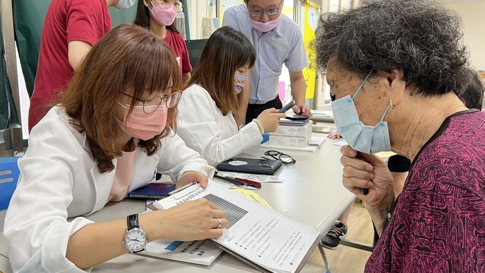 中臺科大視光系學生善用所學服務長輩檢查視力