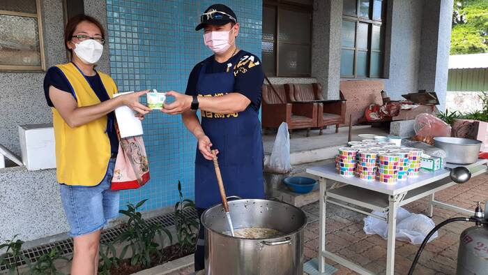 大坑魚丸伯熱心義舉為鹿草鄉民烹飪及提供美味的虱目魚肚粥