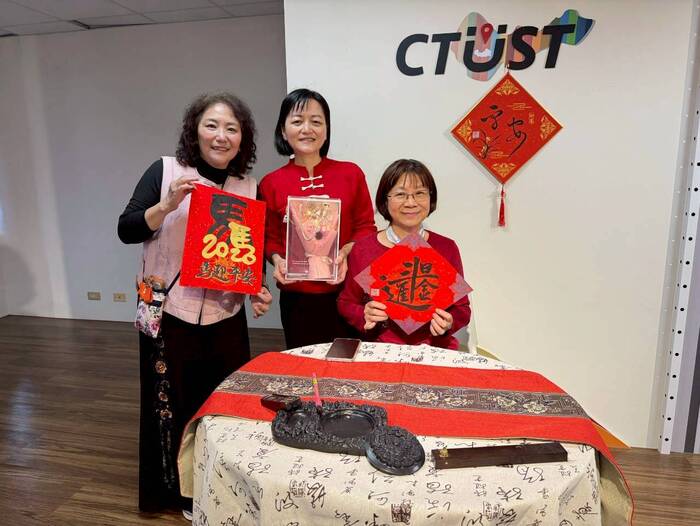 兒教系張美雲老師、兒教系系友會會長陳小玲及校友王俞珺合影圖片