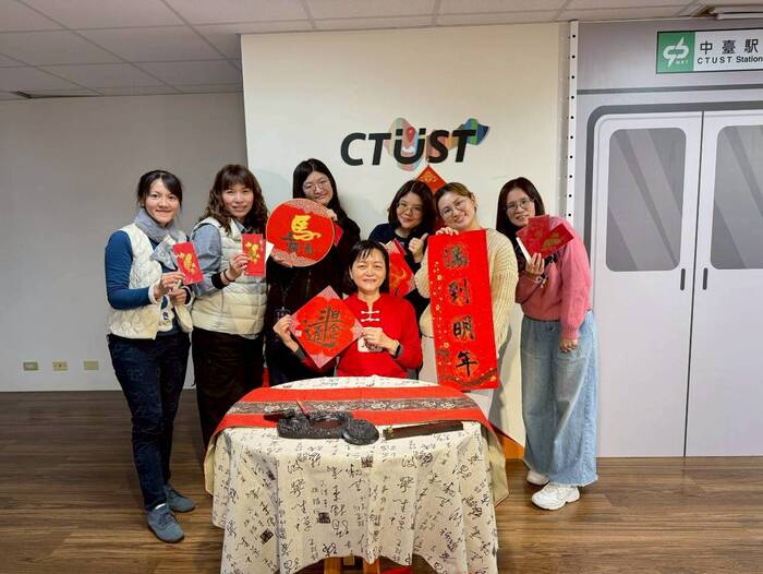 校內教職員在墨色美學打卡區拍下文青美照圖片