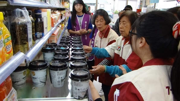 不老店長捕貨中
