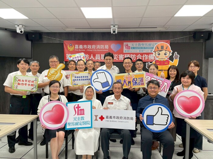 消防人員職業災害預防合作備忘錄簽約儀式合影圖片