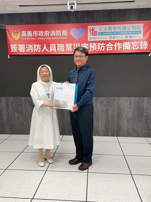 聖馬爾定醫院陳美惠院長致贈紀念品予中臺科大曾若鳴副教授,感謝其對此次合作之推動。圖片