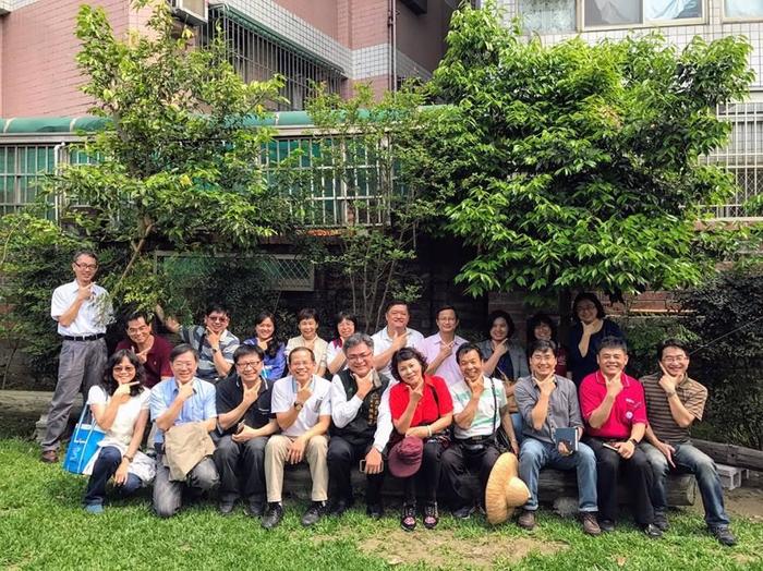北屯區區公所林啟正區長至水湳社區愛麗思仙境與本校系所主任及服務學習社群老師合影