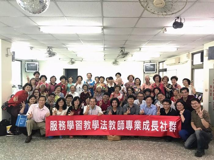 三光社區關懷據點參與健康促進活動長者與本校服務學習社群老師合影