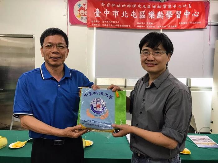 三光社區發展協會林瑞芳理事長與本校簽訂服務學習合作書