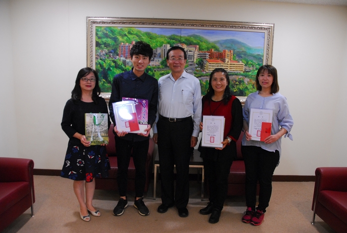 參賽師生與校長李隆盛(中間)合影圖片