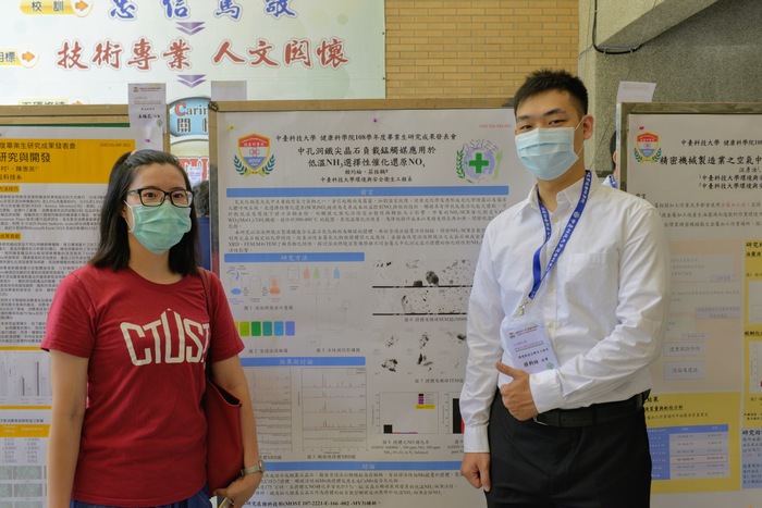 學生與指導老師合影-4圖片