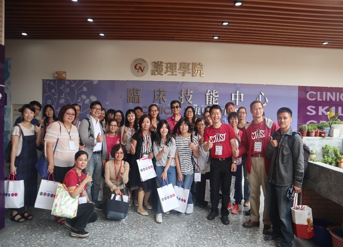 行銷系老師團隊與31位參加研習的高中職老師們同參觀本校臨床技能中心