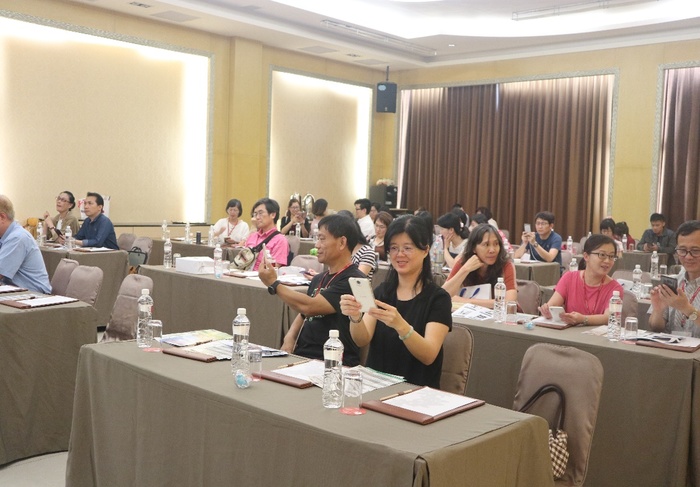 實地操作演練行動導覽系統APP的31位高中職老師們