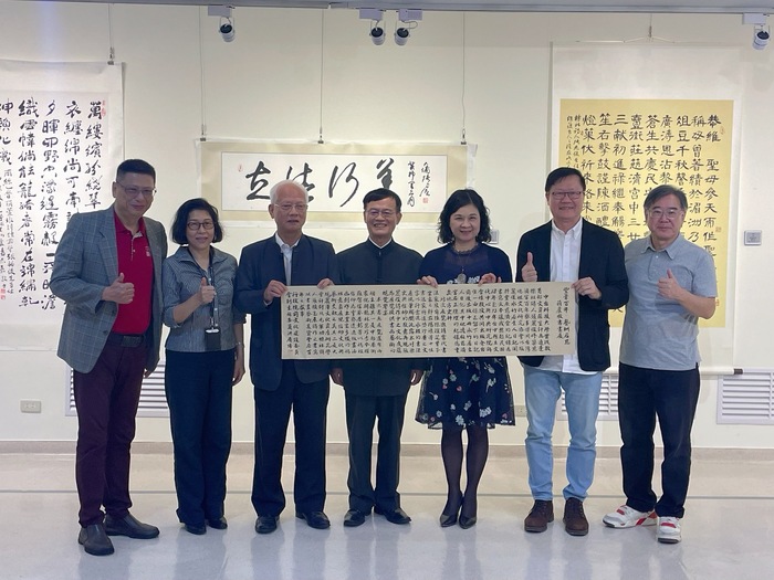 展覽開幕參與貴賓合影及前行政院文建會洪慶峰副主委贈展覽賀文