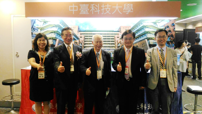 左二中台科大李隆盛校長、怡仁醫院黃俊雄總顧問、衛服部彰化醫院謝文淮院長，象徵產學合作開啟長照新未來。