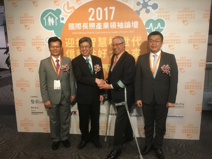 由左而右中臺科大李沛霖董事長、陳建仁副總統、美國第一任老人署杜樂斯吉爾署長