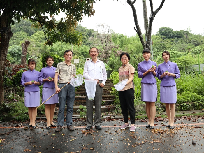 中臺科大李隆盛校長(中間)帶領師生到校園採果樂