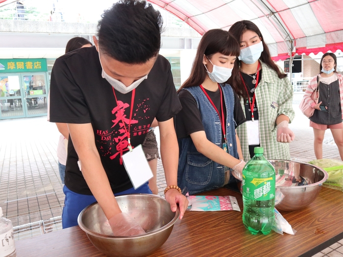 中臺科大學生體驗製作青芒果