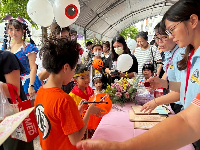 家長與孩子們共同參與闖關活動.jpg