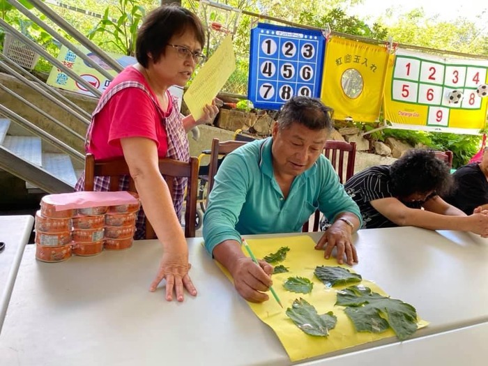 中臺科大校友陳秀英學姊協助原鄉長輩繪畫