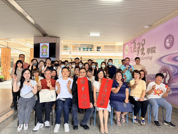中臺科大2026護師節慶祝暨國考祈願活動首日，陳錦杏校長、吳世經副校長與主管們祈願祝福同學們國考順利