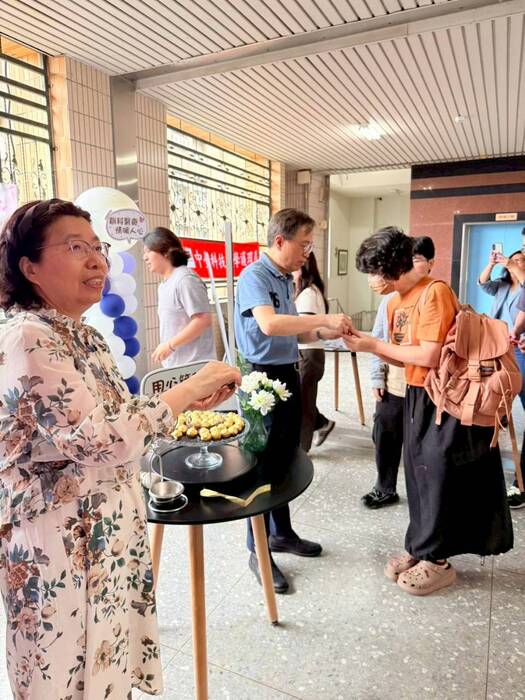 鄭凱元副校長及護理學院蔡麗雲院長分送考生金榜題名金莎巧克力