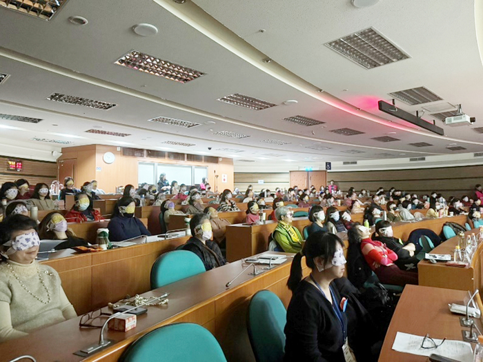 由護理師與藥師等醫事人員組成的音樂輔療團，透過現場音樂輔療，陪伴每一位參與者，在旋律中感受被理解與被支持圖片