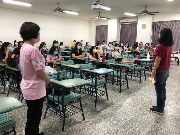 中臺科大新生定向 陳錦杏校長帶領行政同仁 到各系歡迎新生 (2)