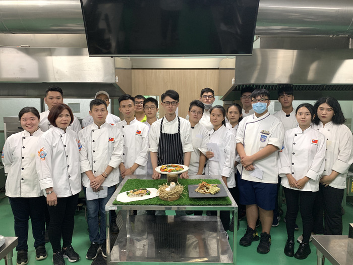 陳彥羲與學弟妹合影