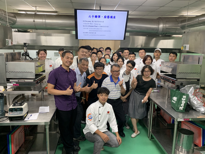 食科系師生與系友學長合影