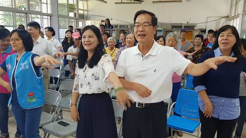 南投前縣長及李朝卿老師、副校長及 賴素媛主任及蔡英美教授和社區的阿公阿嬤一起帶動唱