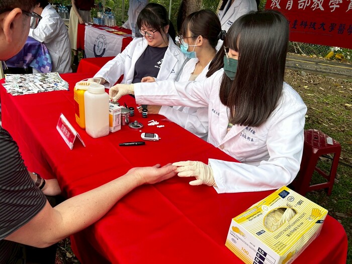 醫檢系提供民眾血糖檢測