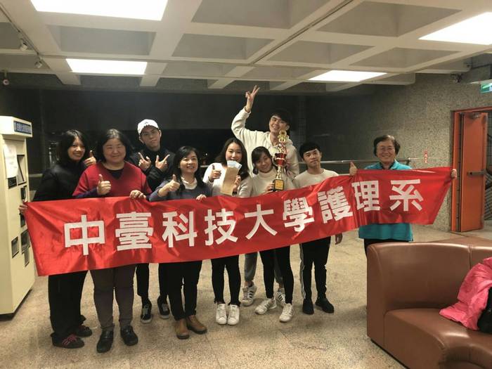 獲獎「往你活裡C」與主管們拍照