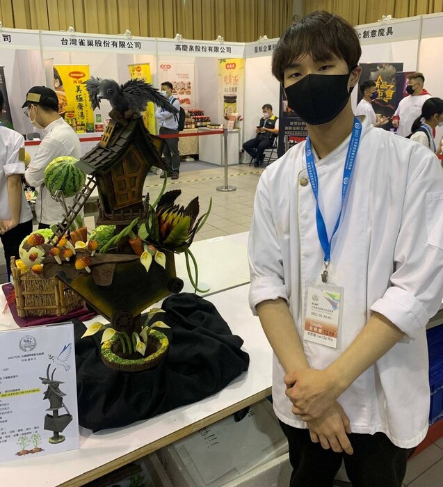 中臺科大食科系李哲瑋同學與鄉村田園風情巧克力工藝作品