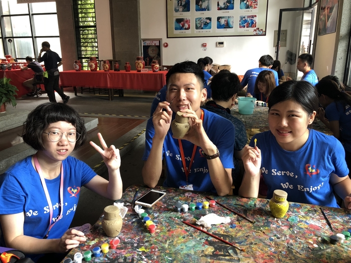 本校管院學生在黃酒博物館體驗陶土彩繪