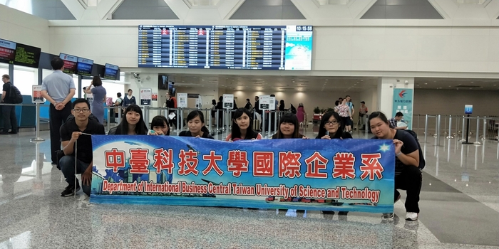管院老師帶領學生前往紹興與杭州實習前桃園機場合影