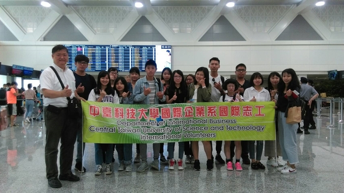 管院老師帶領學生前往紹興海外志工前桃園機場合影