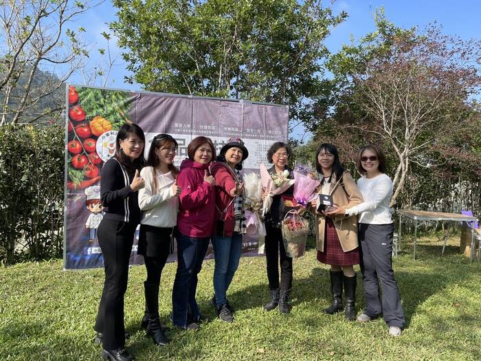 校長、朱淑珍研發長與校友合影
