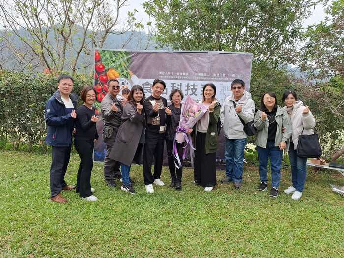 朱淑珍研發長與第6屆校友(導師班學生)合影