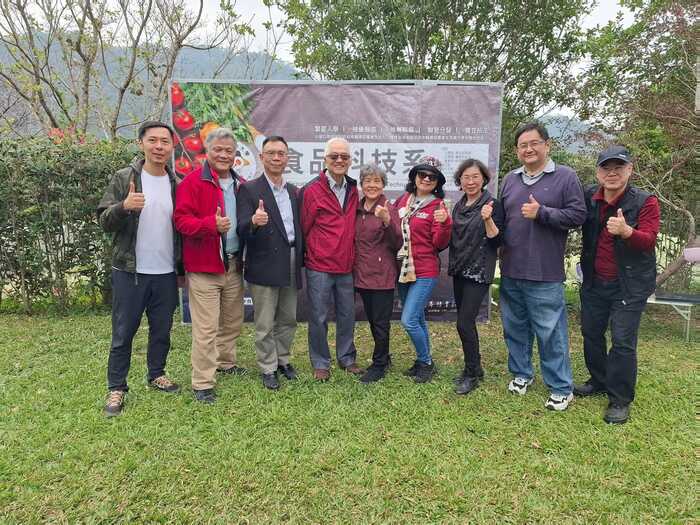 創建食科系的前校長黃正文到場祝福與校長陳錦杏、研發長朱淑珍老師合影