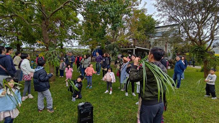 農場主理人也是校友的周裕杰為校友們導覽農場