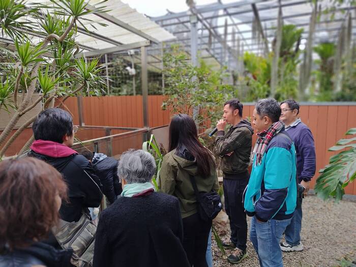 農場主理人也是校友的周裕杰為校友們介紹農場動植物