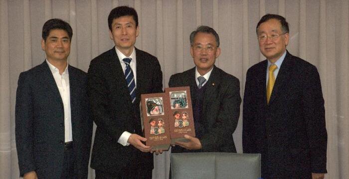 昆山市副市長贈送紀念品