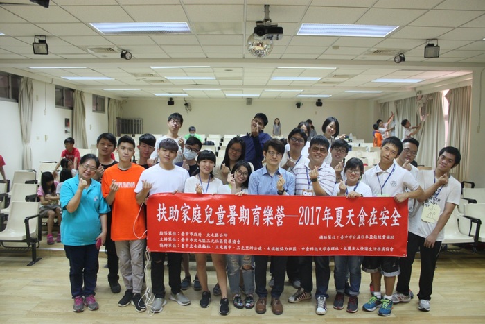 中臺科技大學張振榮學務長及林本堅主任教官與全體幹部合影