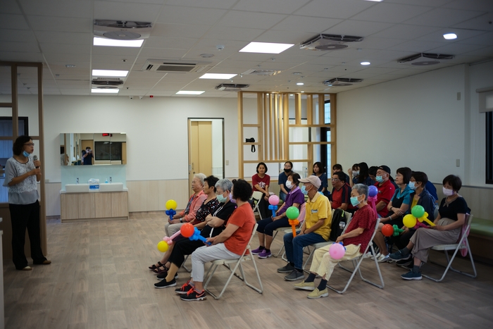 謙和賀日照中心主任蕭麗華為樂齡大學長輩介紹中心的服務內容