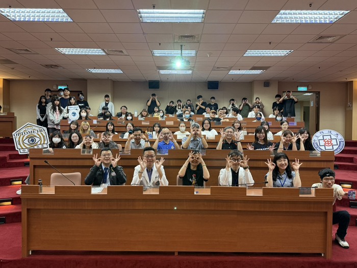 視光系授袍典禮圓滿順利大合照