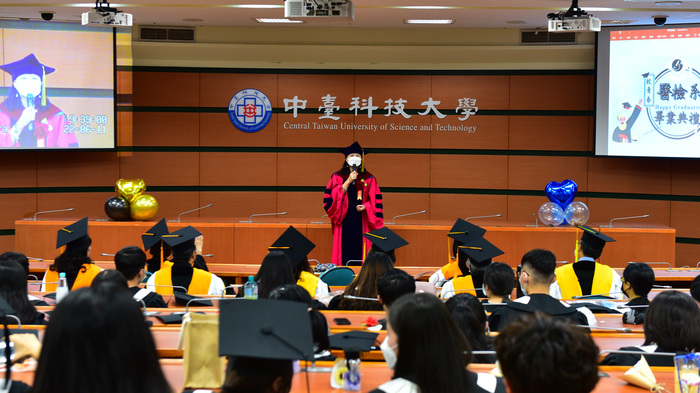 陳錦杏校長勉勵畢業生